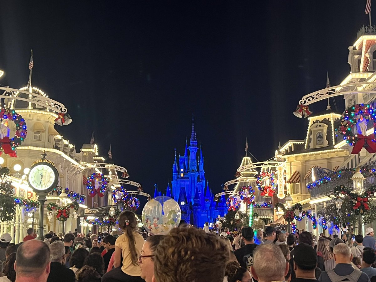 adam_ap_wdw's tweet image. Happy New Years Eve! Stay safe tonight!