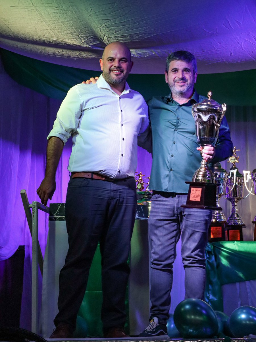 🏆 #LaLiga entregó a Gustavo Lari, Director del Instituto Municipal del Deporte, la Copa que reconocerá al Club con mejor conducta deportiva de la Liga Municipal de fútbol infantil en la temporada 2025.
<a href="/MunicipioBahia/">Municipio Bahía Blanca</a> 
<a href="/BahiaDeportes/">BahiaDeportes</a>