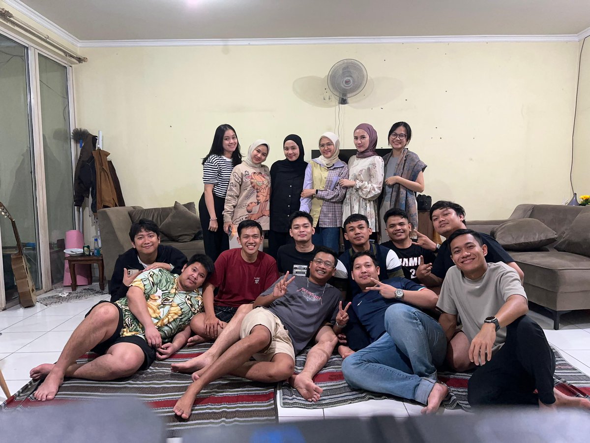 Azwinalfarizsy's tweet photo. Bebakaran bareng sahabat2 dan bik adek https://t.co/BNU3LZpGbC