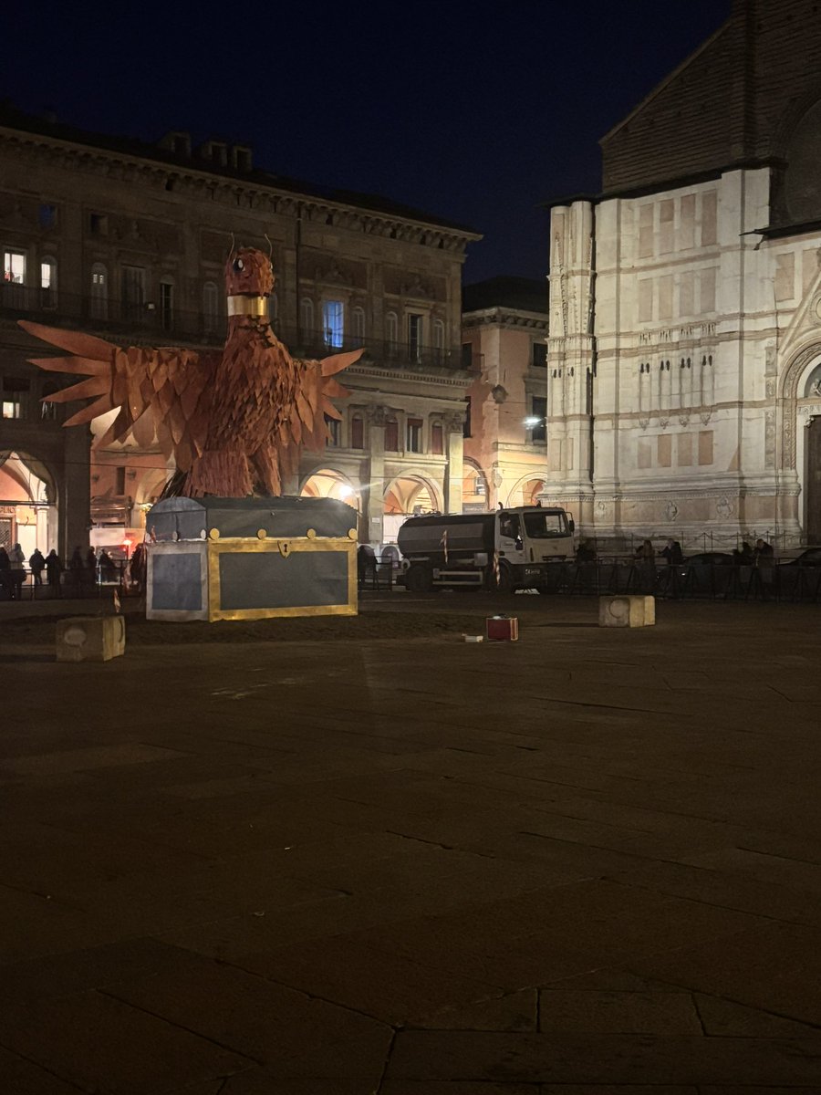 teddy1807's tweet photo. Indossare paillettes, un americano, e vedere in vecchio film al cinema in piazza maggiore. Ecco quello che mi piace. #Buon2025 #HappyNewYear2025 #Bologna #modernissimo @cinetecabologna https://t.co/gB86wu2itd