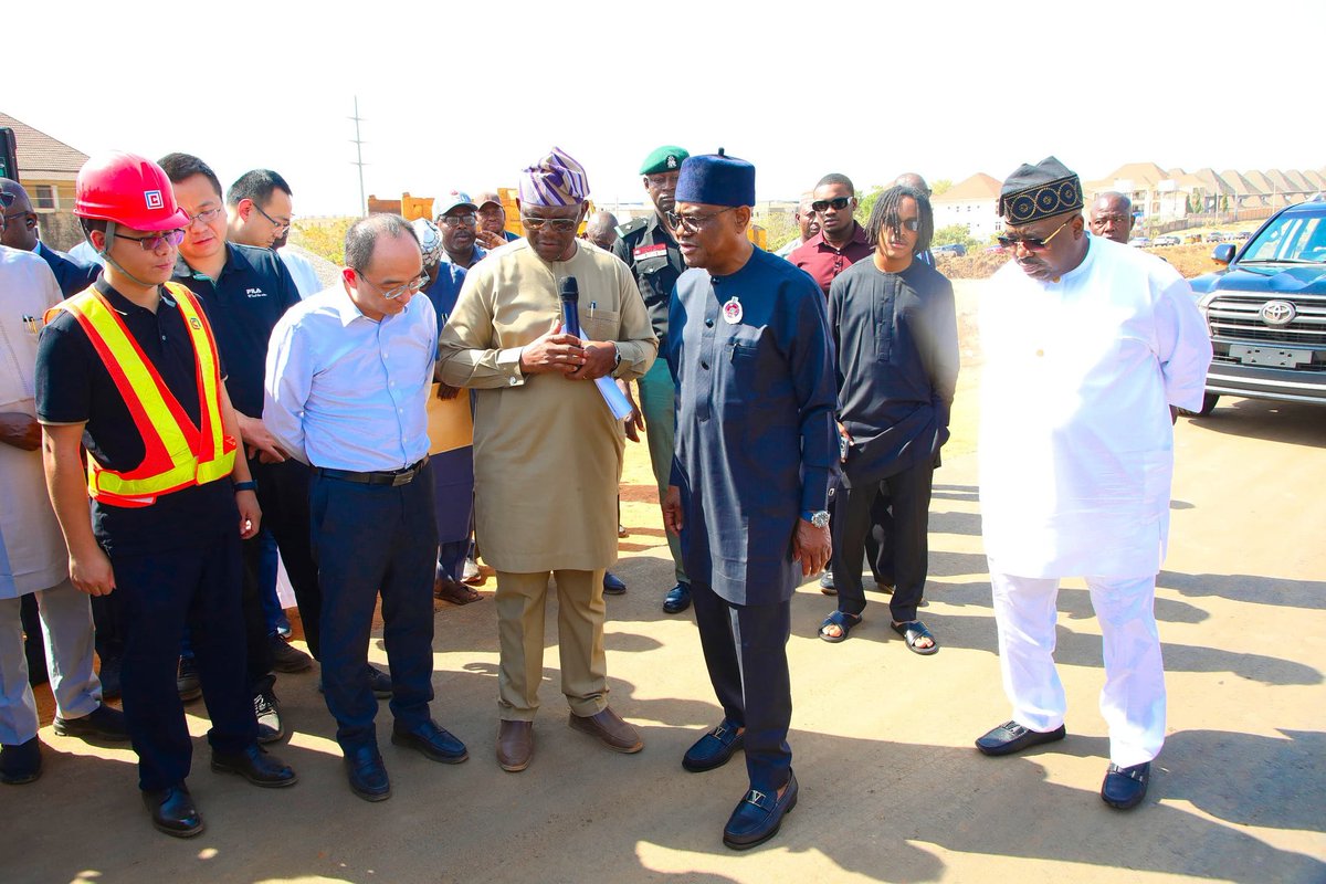 GovWike's tweet photo. Today, I continued with inspection of ongoing projects by inspecting the construction of 15km, 10 Lanes Apo-Wasa road, FCT Appeal Court Complex and Saburi Community - Dei Dei road, Abuja.
I am happy that some of the ongoing projects will be ready for commissioning by January 2025 https://t.co/Bv5MjeAnJt