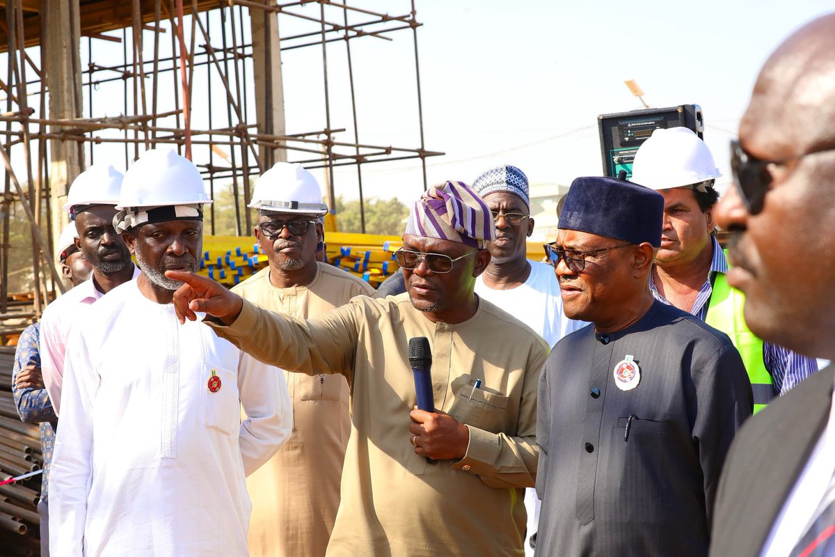 GovWike's tweet photo. Today, I continued with inspection of ongoing projects by inspecting the construction of 15km, 10 Lanes Apo-Wasa road, FCT Appeal Court Complex and Saburi Community - Dei Dei road, Abuja.
I am happy that some of the ongoing projects will be ready for commissioning by January 2025 https://t.co/Bv5MjeAnJt
