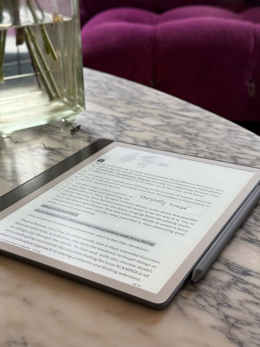antoinebm's tweet photo. Je teste la Kindle Scribe 2 depuis une semaine, et je suis partagé.

Sur le papier, ça pourrait être la machine à apprendre ultime. Dans la réalité, il lui manque 3 choses.

Voici mon avis sincère : https://t.co/EndSKKYQfn