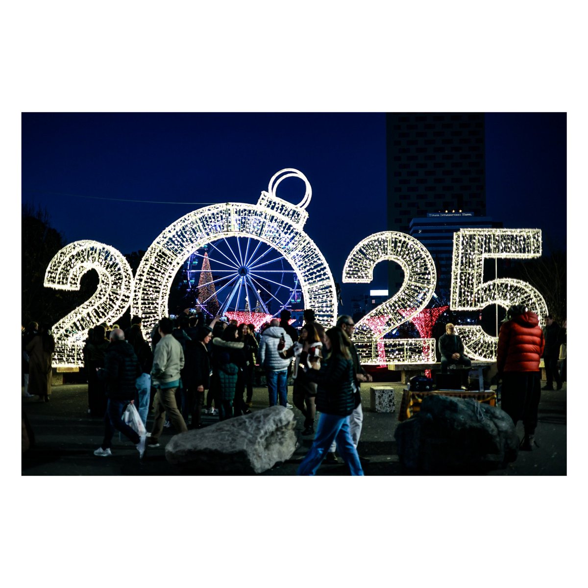 Como en Madrid hay demasiada gente...
Nos escapamos a Tirana.