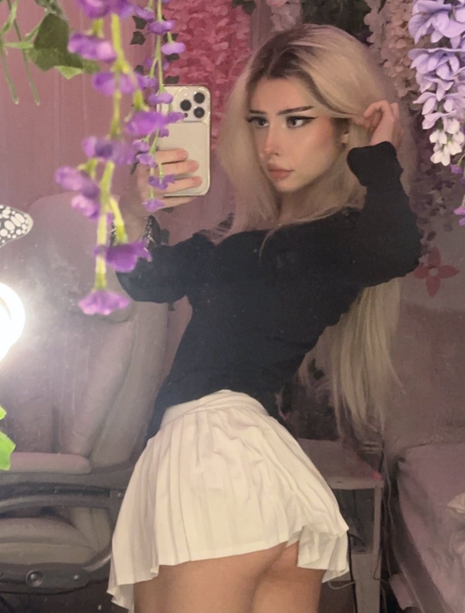 minasinns's tweet photo. Say “hi” for the other version in your DMs😳 https://t.co/D6yEK8YIvi