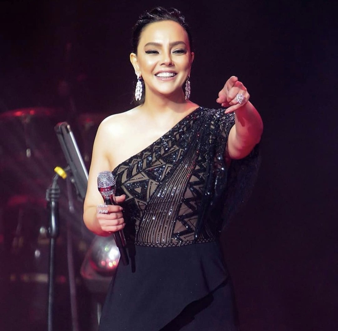 seni diyorum seni çok seviyorum 

Ebru Gündeş