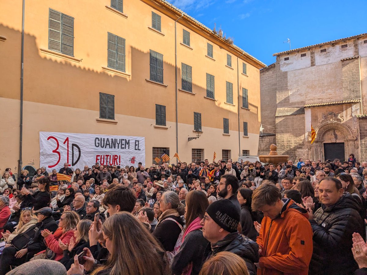 Hem passat molta sendera 
fins arribar aquí on som, 
però la història convida: 
mallorquins siau qui sou! 
El vell regne de Mallorques 
el voldrien fer bocins, 
per això la Història crida: 
siau qui sou, mallorquins!

El regne al mig del mar, Guillem d'Efak (1980)