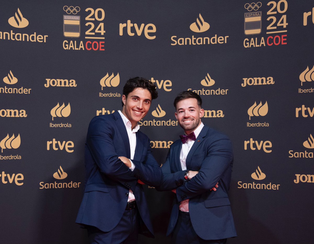 😎👔 Tu primo y tú llegando a la cena de Nochevieja. 

Diego Domínguez 🤜🤛 <a href="/joanto_mbenn/">Joan Antoni Moreno Bennàssar - OLY</a>