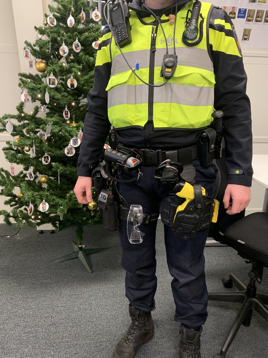 Briefing #jaarwisseling op politiebureau Doorn met <a href="/FritsNaafs/">Frits Naafs</a>. Dit is hoe een ‘gewone’ diender vanavond de straat op gaat, compleet met bodycam, op maat gemaakte gehoorbescherming en vuurwerkbril. Hopelijk keert iedereen gezond en veilig huiswaarts.

Oud &amp; nieuw is een feestje.