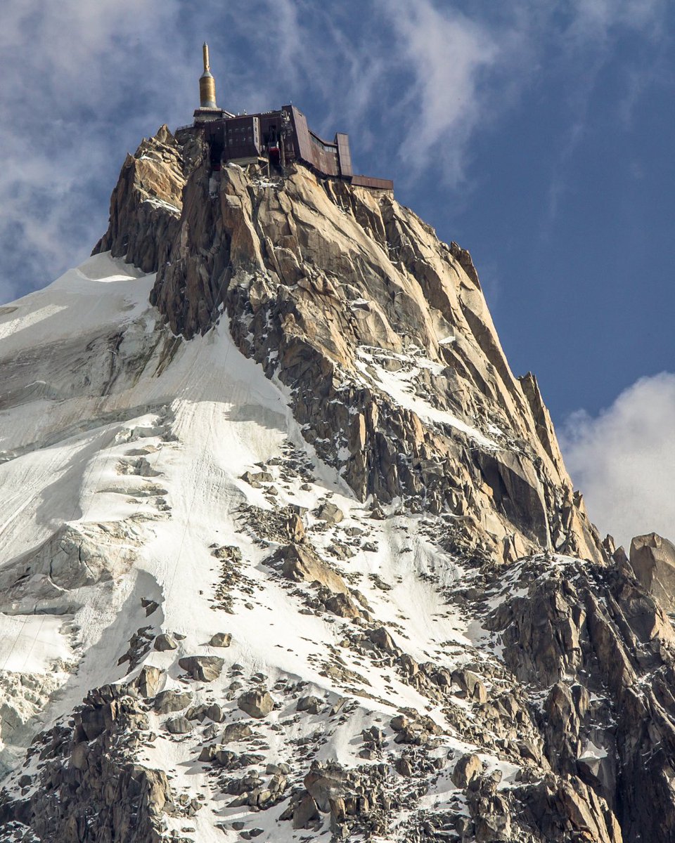 El #MontBlanc 🏔, techo de #Europa Occidental 🇫🇷, atrae a esquiadores y aventureros en 2025. Naturaleza y adrenalina en los #Alpes.