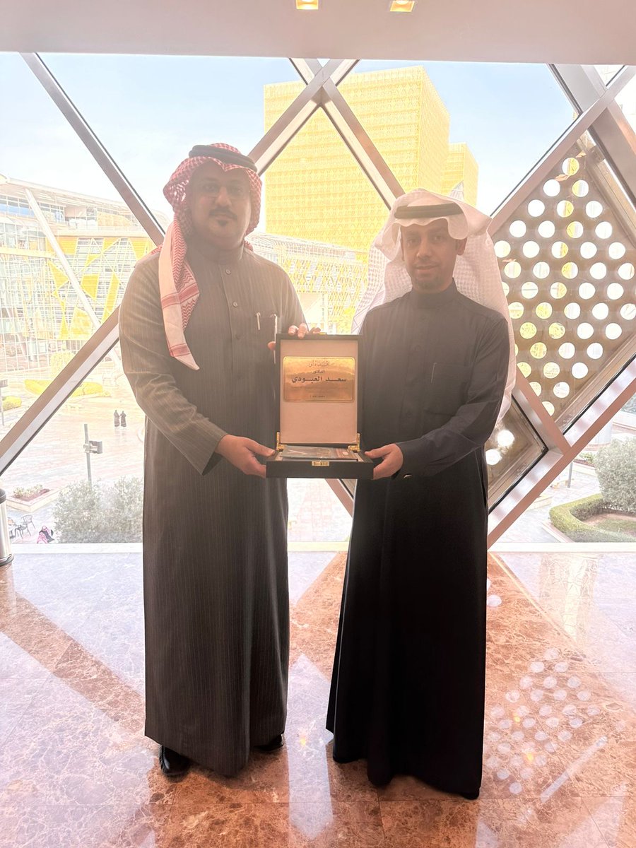 تشرفت بلقاء سعادة الدكتور سعد العبودي الرئيس التنفيذي للشركة السعودية لتقنية المعلومات (SITE) واهداءه نسخة من كتابي (الاستراتيجية الوطنية للنقل والخدمات اللوجستية قوة اقتصادية قادمة) كما اشكره على ثناءه لفكرة الكتاب وحديثة المشوق عن قطاع النقل والخدمات اللوجستية، الدكتور سعد من