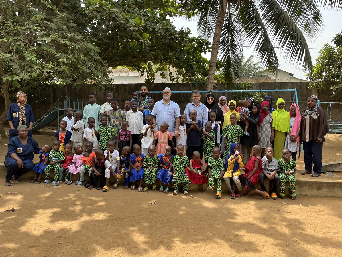 A beautiful moment when the children of the Ahmadiyya Daroul Ikram orphanage were once again honored by the visit of our beloved Chairman of Humanity First Germany, Athar Zubair Sahib. Be part of this moment via hfspen.de