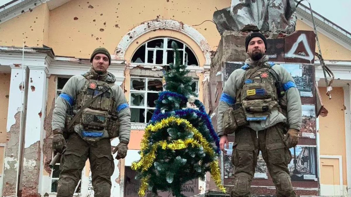bwwtw's tweet photo. Друзі! Вітаю Вас з прийдешнім 2025 роком! Нехай у наступному році здійсниться головна мрія усіх українців і настане справедливий мир! https://t.co/sAuVPqRusS