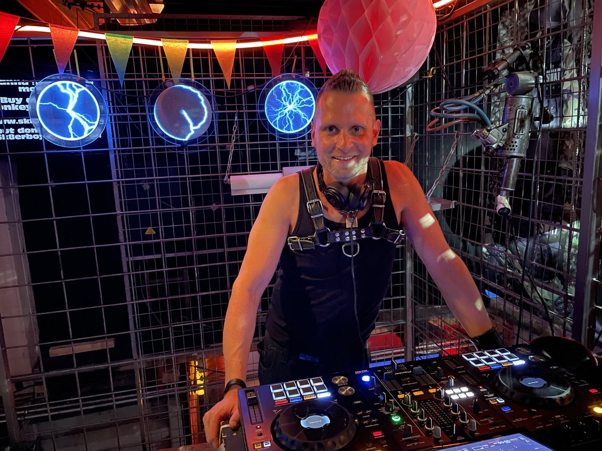 MlcUnderground's tweet image. Heute lassen wir es richtig krachen - bei unserer grossen Jubiläumsparty im UnderGround
Einlass 21-23 und 1 bis 2 Uhr