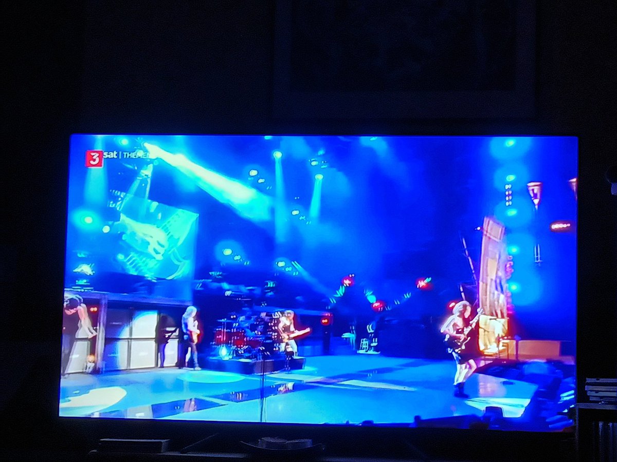 kristallnaach's tweet photo. Ich brauch's heute lauter 🔔 #ACDC
#PopAroundTheClock 🥂 #Silvester
#Feierabend 🤘#12hDienst👌 #3sat https://t.co/clxHUJVgV7