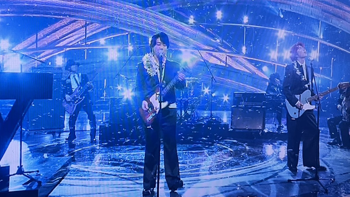 テレビをまともにみて心底興奮したのは何年ぶりか！ちゃんと踊れないアルフィーみて、GLAYみて、B'zのサプライズがあって、息子が好きなミセスをみて、最後にALFEEの星ディスが見れた！！！あとここで伊比さんが見れたら言うことなしだった！！！
#紅白歌合戦 
#ibiyuichiro 
#alfee
#bz 
#GLAY