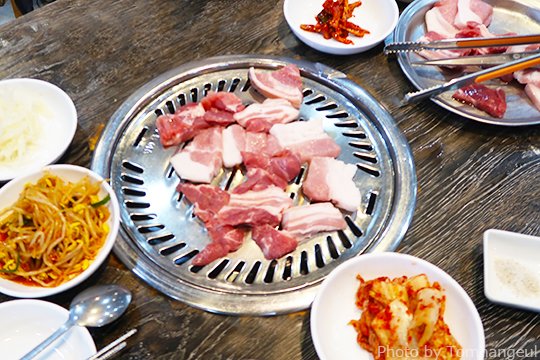 ktraveltom's tweet photo. ソウル高速ターミナル（京釜線）の屋上にある穴場な焼肉店「鮑石亭（포석정）」。韓国の名峰・智異山（チリサン）在来種の肉質のよい豚焼肉（19,000ウォン、200g）がバーベキュー気分で味わえます。#韓国旅行
https://t.co/K6SuYDOmAJ https://t.co/N9PSpCldee