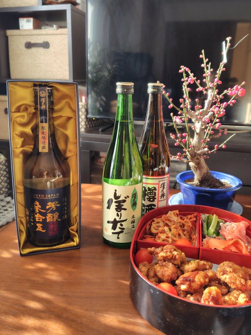 いろんなタイプの日本酒飲むのも毎年の恒例で楽しみなのです。去年は秩父錦だったので今年は澤乃井で色々♪
(*'ω`*)おじさん日本酒好きなのだ 