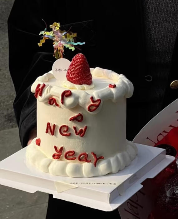 明けましておめでとうございます、イチゴのケーキです。😋