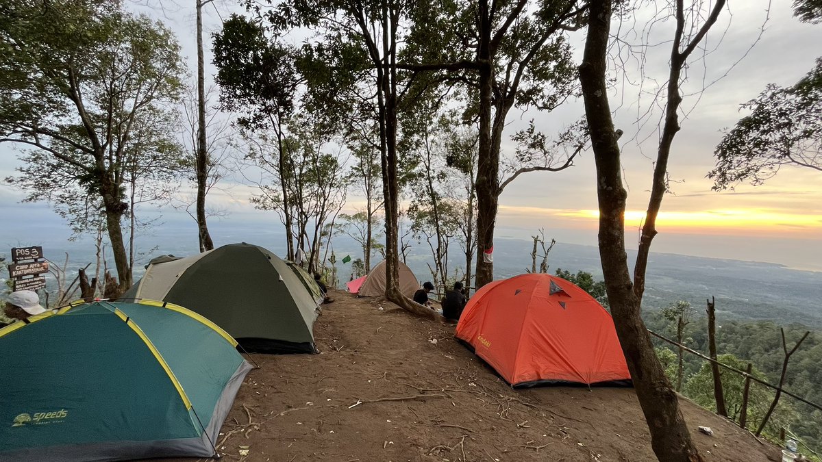 faridahramdhhan's tweet photo. @tanyarlfes Ip13 diatas gunung❤️ https://t.co/XNcKc35ape