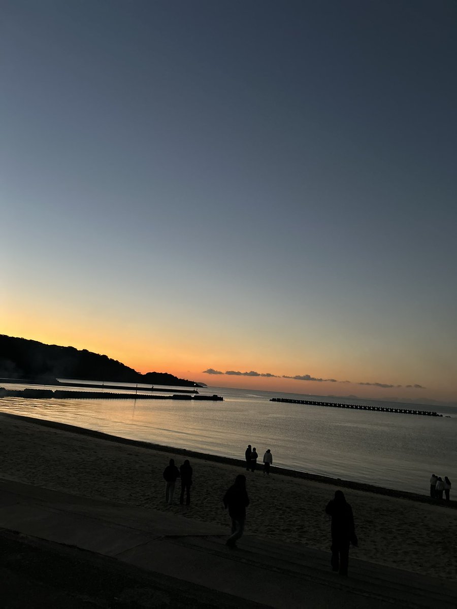 masaco05589986's tweet photo. ムスメっ子たちと初日の出🌅

みんなの願いが叶って、
よい年になりますように✨

来年は山で見たい🌅🏔

 #初日の出2025 
 #良い年になりますように 
 #頑張れ受験生 https://t.co/sivQdjQKEw
