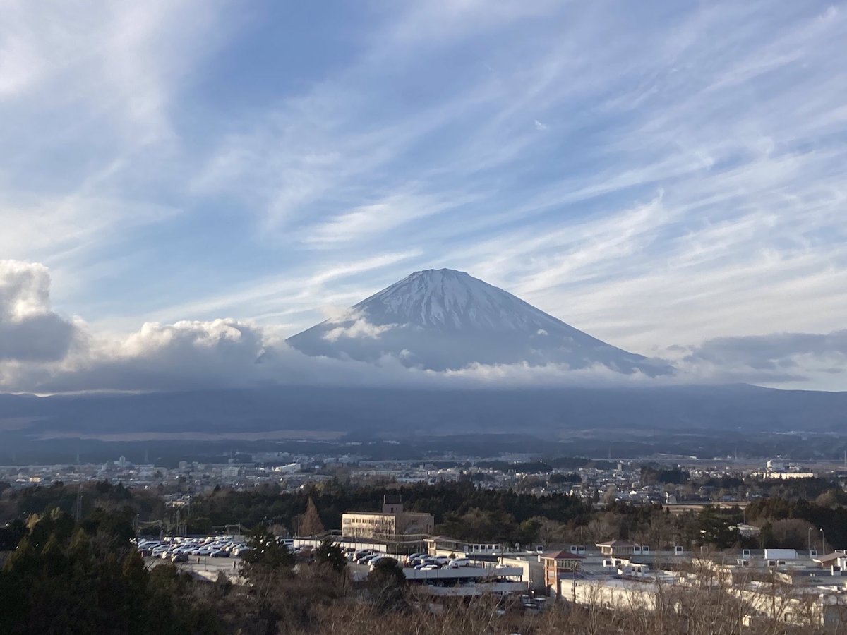 🎍あけましておめでとうございます🌅今年は昨年の3倍笑いたいと思います😄ですので、今年も変わらず！よろしくお願い申し上げます✨