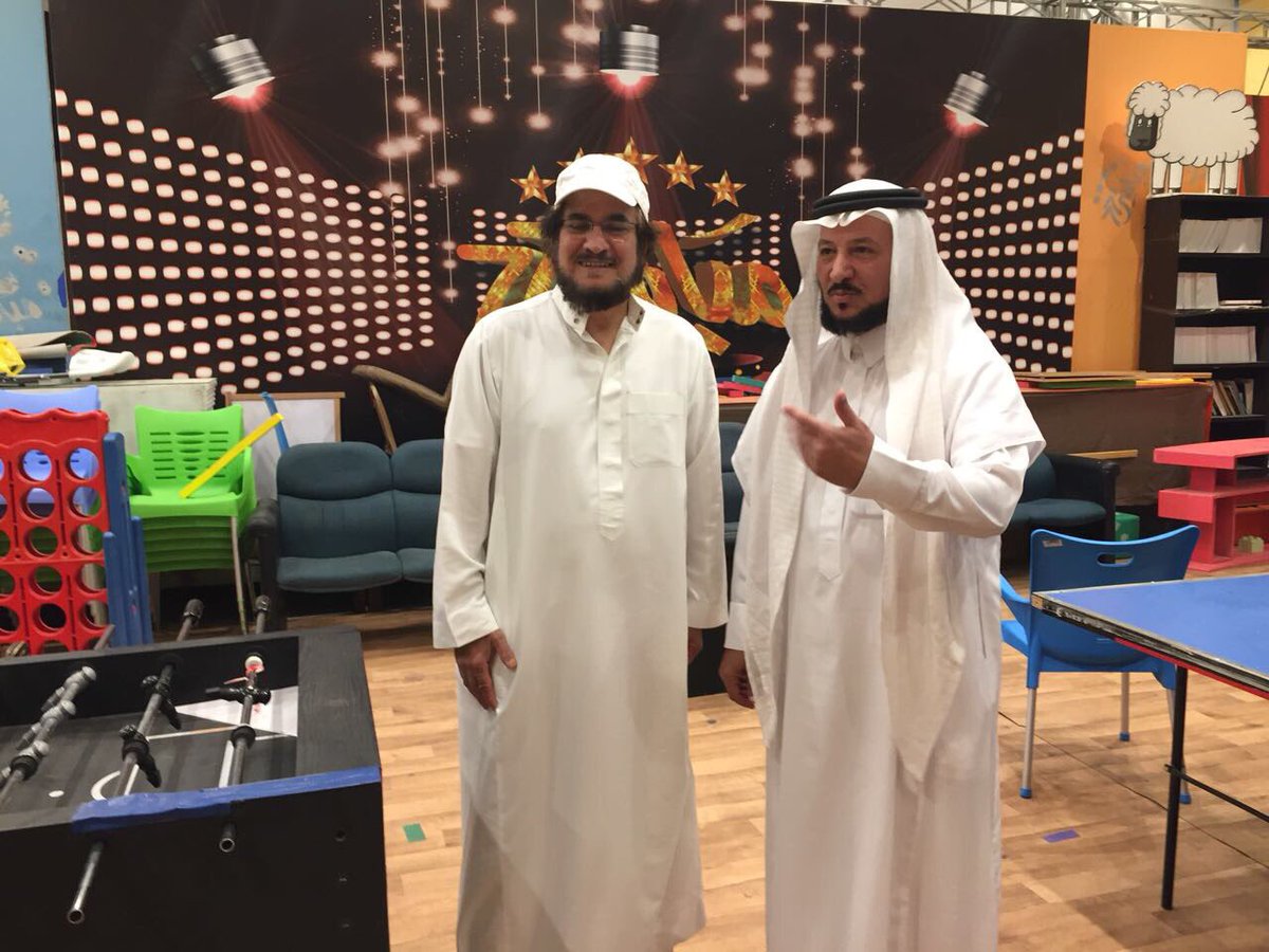 Dr_Ashmawi's tweet photo. #السلام_عليكم_ورحمة_الله أخي الفاضل أبا تركي #صالح_العريض  ، علمت مؤخراً عن وعكتك الصحية أسأل الله أن يجمع لك بين الأجر والعافية ولا بأس عليك طهور إن شاء الله.
صالح العريض تعاملنا معه في أكثر من مناسبة فما رأيت إلا خلقاً حسناً ومودةً وأخوّة صادقة وحرصاً على جودة الأداء وقُرباً من الأطفال والفتيان مليئاً بالعطف والحنان ، إن القرب من أبي تركي يؤكد لك ما ذكرتُه من حسن الخلق ودماثته ، ولين الجانب والتواضع ،  وقد لعبت معه كرة التنس  -كما في الصورة المرفقة- ذات يوم قبل سنوات ففوجئ بمستواي الممتاز على حدّ قوله 😄،مع أنني انقطعت عنها فترة من الزمن أسأل الله أن يرعاك ويحفظك أخي العزيز أبا تركي.
#العشماوي🌿
#صالح_العريض 
#الرياض