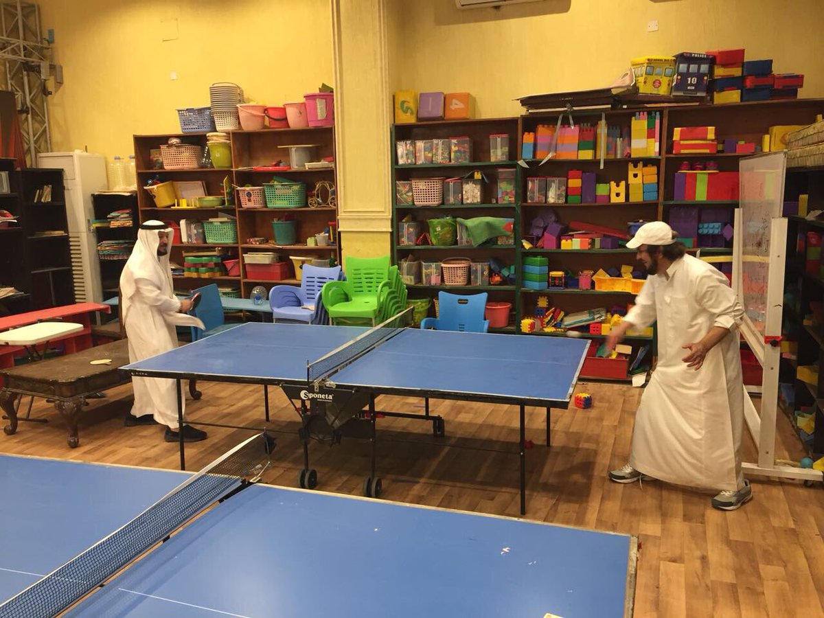 Dr_Ashmawi's tweet photo. #السلام_عليكم_ورحمة_الله أخي الفاضل أبا تركي #صالح_العريض  ، علمت مؤخراً عن وعكتك الصحية أسأل الله أن يجمع لك بين الأجر والعافية ولا بأس عليك طهور إن شاء الله.
صالح العريض تعاملنا معه في أكثر من مناسبة فما رأيت إلا خلقاً حسناً ومودةً وأخوّة صادقة وحرصاً على جودة الأداء وقُرباً من الأطفال والفتيان مليئاً بالعطف والحنان ، إن القرب من أبي تركي يؤكد لك ما ذكرتُه من حسن الخلق ودماثته ، ولين الجانب والتواضع ،  وقد لعبت معه كرة التنس  -كما في الصورة المرفقة- ذات يوم قبل سنوات ففوجئ بمستواي الممتاز على حدّ قوله 😄،مع أنني انقطعت عنها فترة من الزمن أسأل الله أن يرعاك ويحفظك أخي العزيز أبا تركي.
#العشماوي🌿
#صالح_العريض 
#الرياض