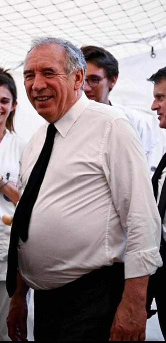 Pssshitt's tweet image. #Bayrou ne semble pas se serrer la ceinture, lui