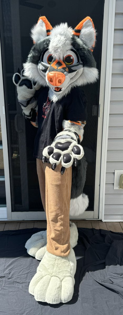 elk_craft's tweet photo. A boyo I finished up back in the summer time 🩶🧡 For @zzivaa ✨
#fursuit https://t.co/uRIIjDv6ys