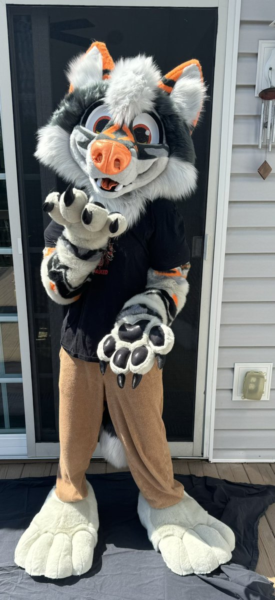 elk_craft's tweet photo. A boyo I finished up back in the summer time 🩶🧡 For @zzivaa ✨
#fursuit https://t.co/uRIIjDv6ys