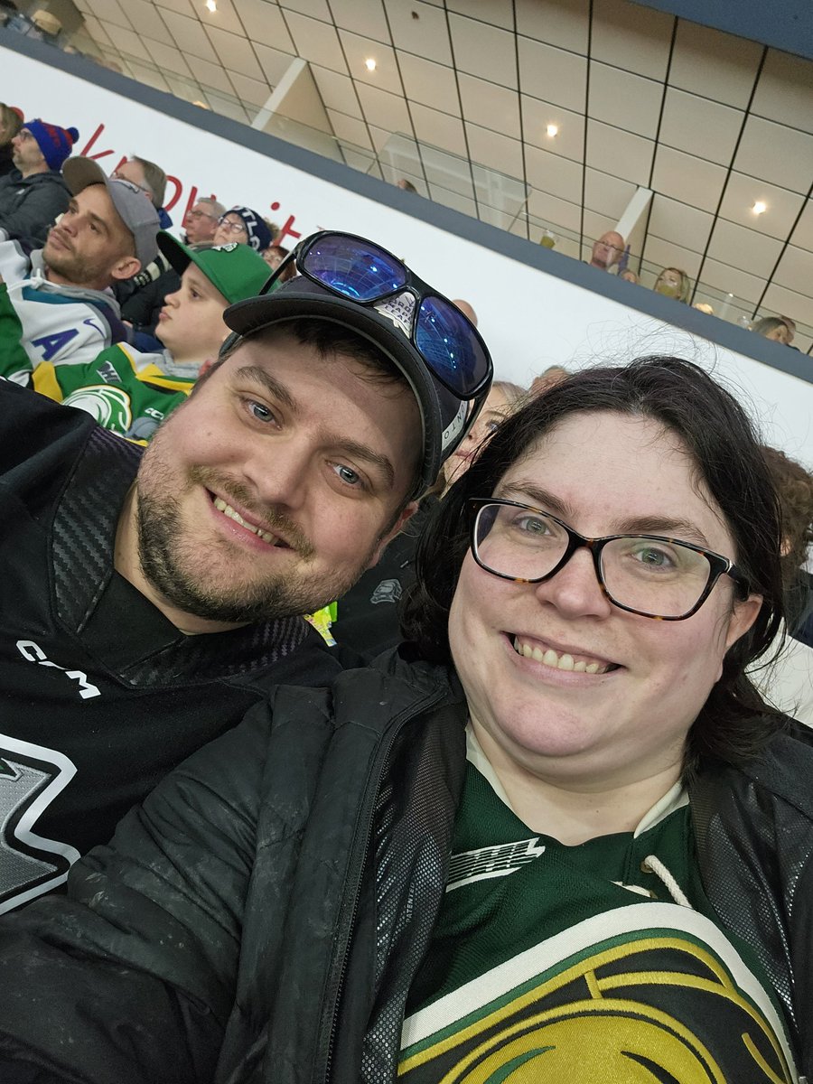 pizzafan91's tweet photo. John's sporting his new jersey at the @LondonKnights game tonight against Sarnia! We even got on the big screen briefly! 😂 #snapshotgiveaway @CoultersRx https://t.co/By3F6hmV2d