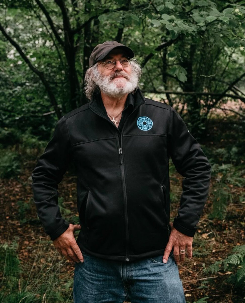 PaulStamets's tweet photo. What is Paul looking at for 2025? Drones, UFO’s 🛸, UAP’s? Satellites 🛰️? 🪐? Stars ✨ Or ???? You make a suggestion? https://t.co/MumySIsLUB
