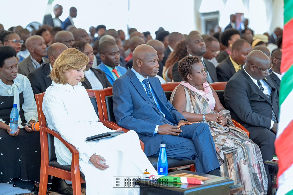 NtareHouse's tweet photo. Selon le Père Dieudonné Nibizi, les leaders doivent être des intendants fidèles et avisés, incarnant les valeurs d'Ubuntu et un patriotisme authentique, au service du peuple et de la nation avec droiture, afin que leur passage demeure gravé dans les mémoires des Barundi. https://t.co/ux5KYWG1Og