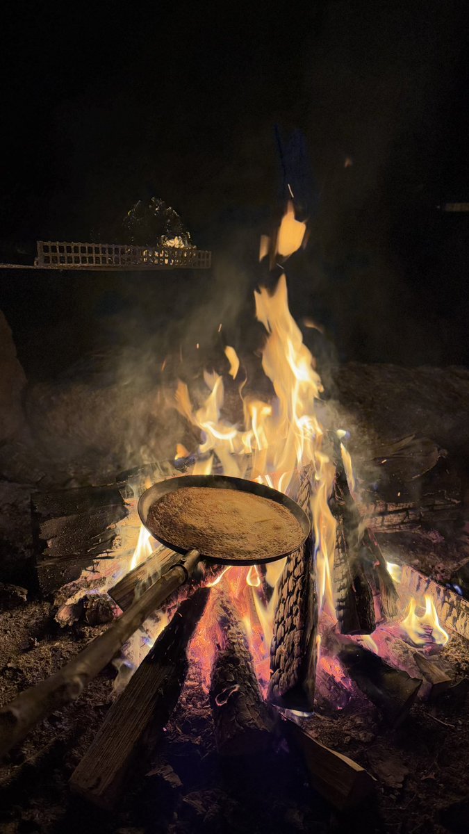 En halua kehuskella, mutta tein juuri elämäni parhaat letut ja vielä tulilla.

Eli pärjäilen oikein hyvin täällä keskellä mettää, kiitos kysymästä ❤️

Hyvää uutta vuotta, tyypit!