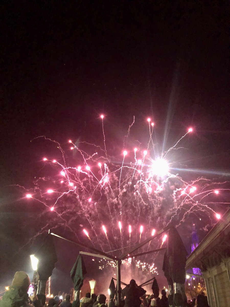 Säkenöivää uutta vuotta 2025 itse kullekin säädylle!
Happy New Year 2025!