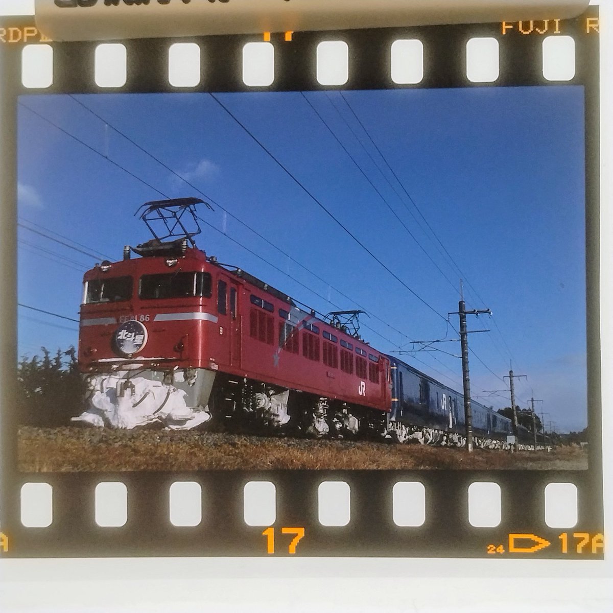 teinentetsu's tweet image. #上野発の夜行列車　
#みんなのブルートレインが見たい
東北地方寒波のなか足回りに雪を纏って上野駅を目指す北斗星。2025年この列車も廃止から早10年。今時で言えば上スカのNG写真だなぁ。