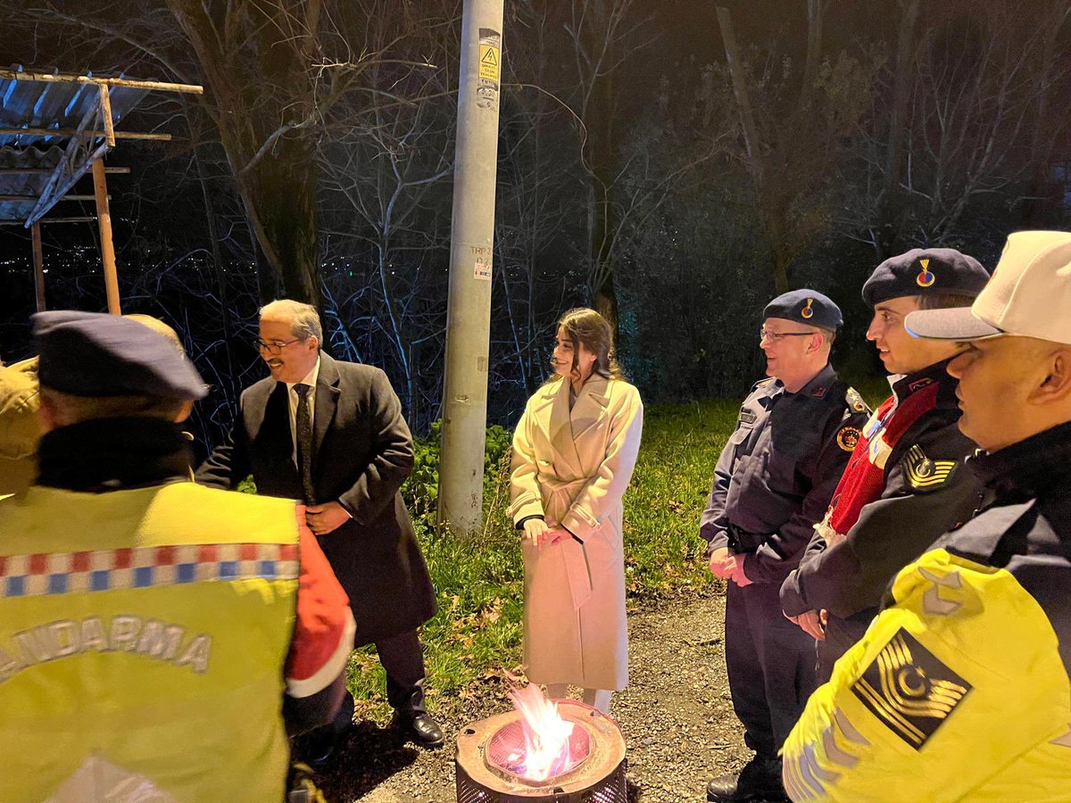 Sayın Kaymakamımız  Ali CANDAN ve Kaymakam Adayı Yıldız YILMAZ yılbaşı tedbirleri kapsamında, ilçemiz  D-100 karayolu jandarma güvenlik kontrol noktasını ve Serdivan İlçe Emniyet Müdürlüğünü ziyaret ederek, çalışmalarında başarılar dilediler.