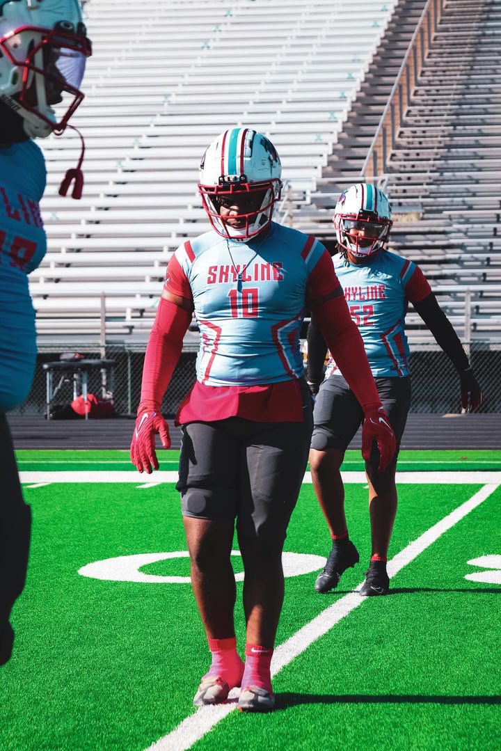 Blessed to receive my 3rd offer from <a href="/AcesEliteJucoPG/">Aces Elite Junior College & Post Grad Athletics</a> <a href="/JahmikalE/">Coach Edwards</a> <a href="/JColemanFB/">Coach Coleman</a> <a href="/CoachFinn_/">Cortney Finney</a> <a href="/ChrisGriggs9/">Chris Ace Griggs</a>