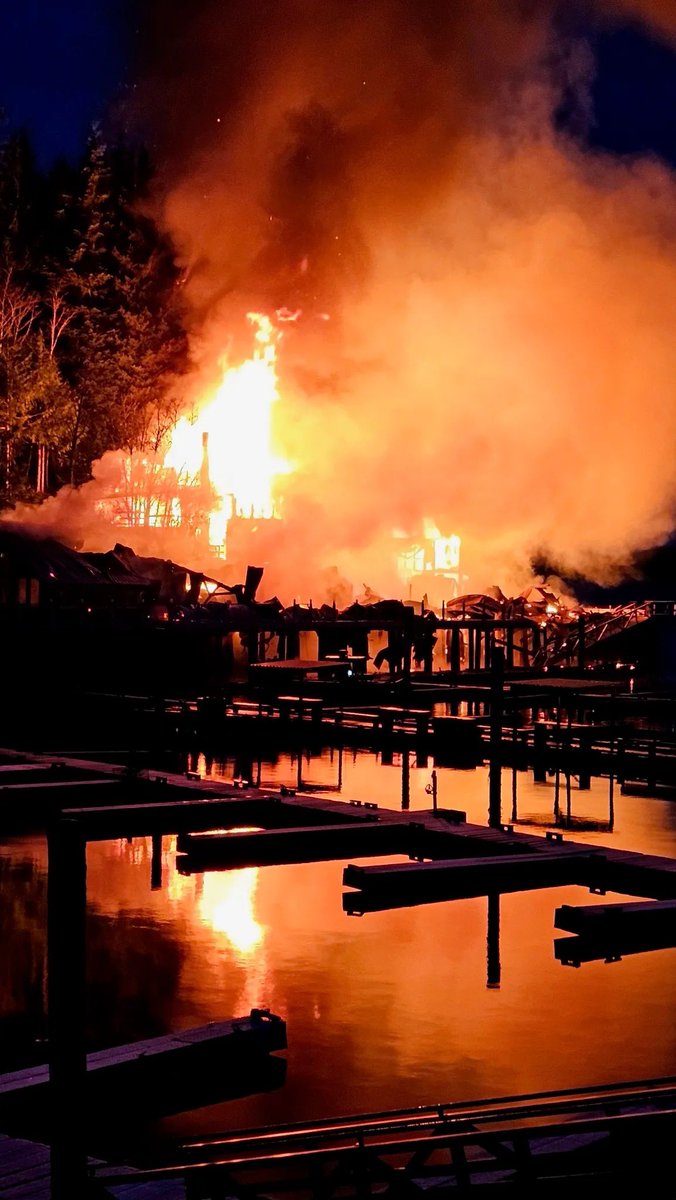 Devastated to hear the iconic boardwalk in #TelegraphCove caught fire this morning. It’s been a special place for killer whale researchers &amp; tourists for generations. 

📸: Facebook
