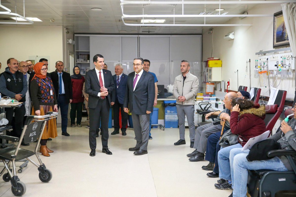 ankarailsaglik's tweet photo. İl Sağlık Müdürümüz Uzm. Dr. Ali Niyazi Kurtcebe, yılın son gününde saha ziyaretleri kapsamında Atatürk Sanatoryum Eğitim ve Araştırma Hastanesi’nde sağlık çalışanlarımız ve tedavi gören hastalarımızla bir araya geldi. https://t.co/5mUCbPLzBA
