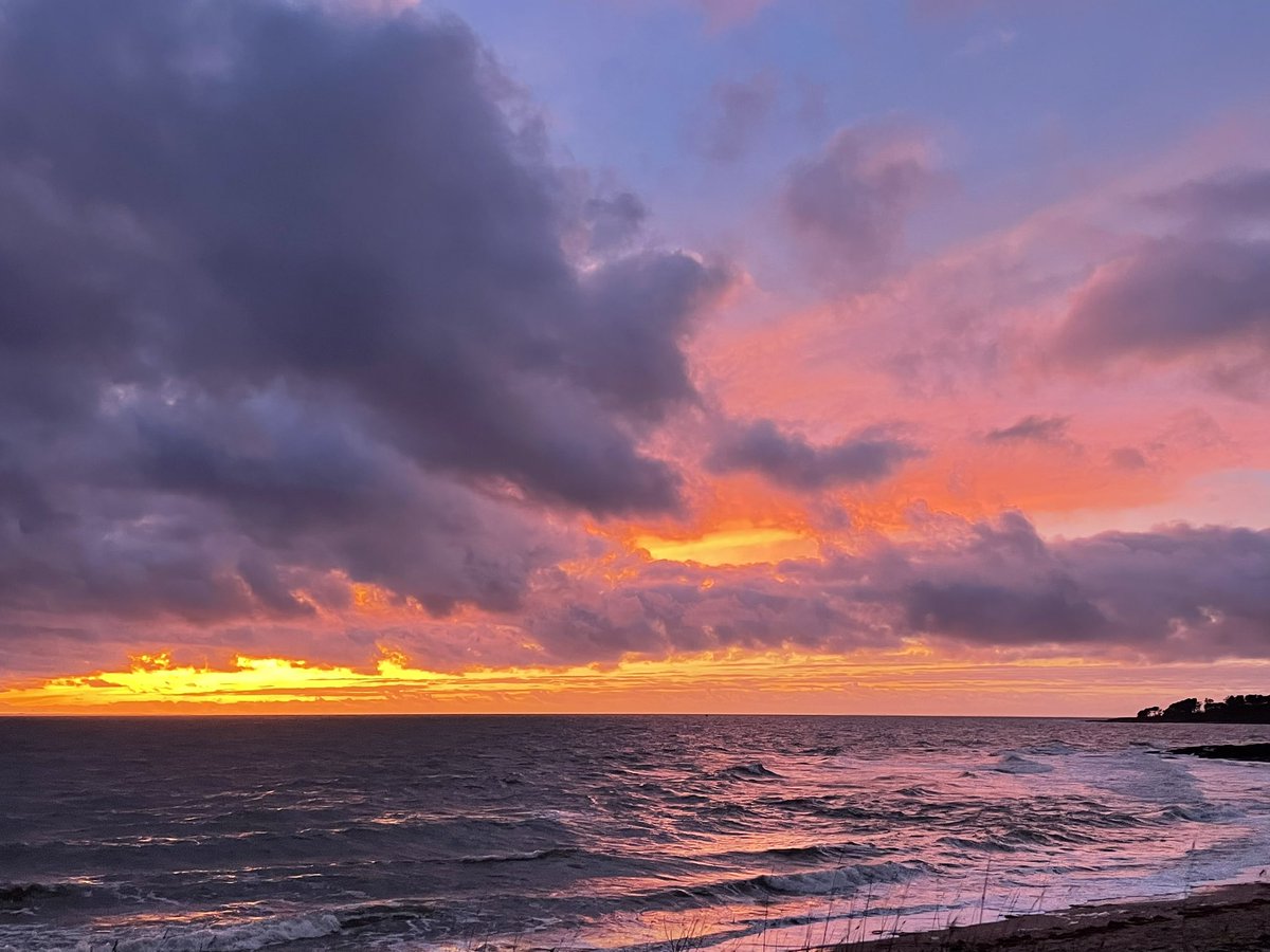 Le ciel de Saint-Jaques à #Sarzeau ce soir s’est mis sur son 31 🌅 #bretagne #Morbihan
