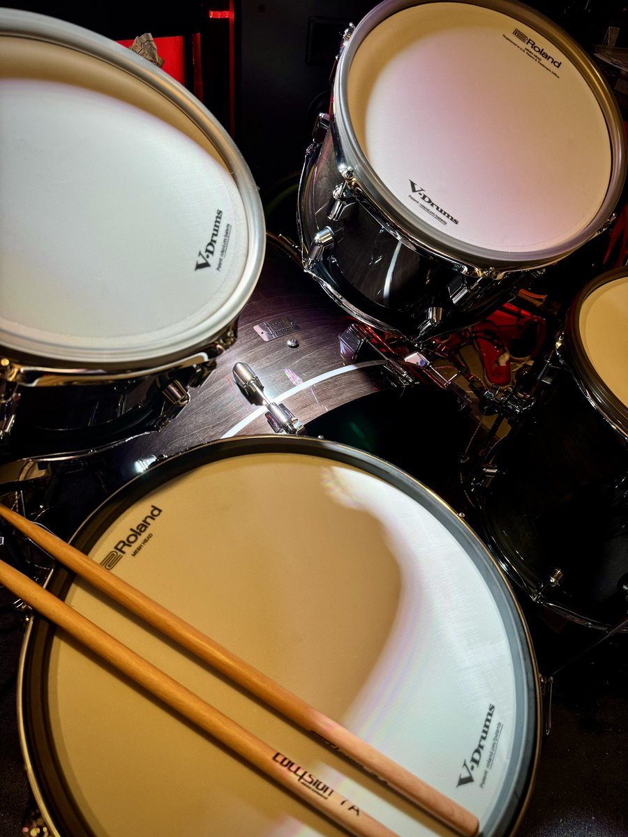 TommyKubiski's tweet image. .. love, &amp;amp; fun. Be safe if you or friends/family are going out; make sure you &amp;amp; your people have a safe ride home. See you all in 2025, May it be good to you all and yours &amp;amp; be a year full of health, love, strength, success, &amp;amp; time with those you care about most 🦾🖤🤘🏻 - TK
#HNY