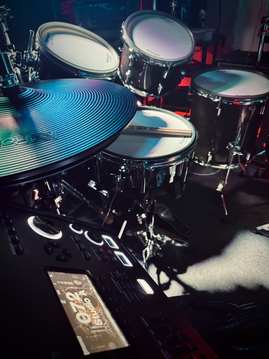 TommyKubiski's tweet image. .. love, &amp;amp; fun. Be safe if you or friends/family are going out; make sure you &amp;amp; your people have a safe ride home. See you all in 2025, May it be good to you all and yours &amp;amp; be a year full of health, love, strength, success, &amp;amp; time with those you care about most 🦾🖤🤘🏻 - TK
#HNY