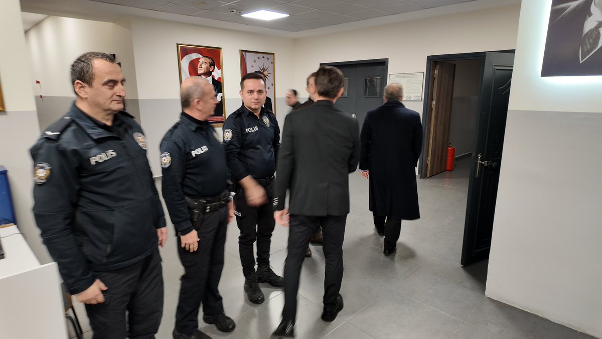 İlçe Kaymakamımız <a href="/BoztepeDr/">Dr. Mehmet BOZTEPE</a> ve İlçe Emniyet Müdürümüz Necati Altuğ Şahin ile birlikte  kahraman Emniyet Teşkilatı mensuplarımızı ziyaret ettik. 🇹🇷

Ayağınıza taş değmesin.

📍 Yenibosna 75. Yıl Polis Merkezi