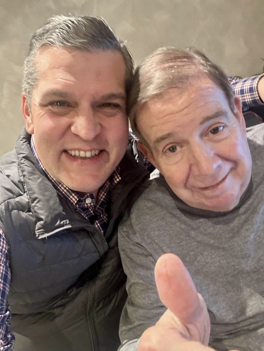 Edmundo gozando las fiestas de año nuevo…¿adivinen con quién? Sí, con Eudoro González. Salud 🥃

¿Ud le ve con cara de querer regresarse a Venezuela?…no, yo tampoco 😂