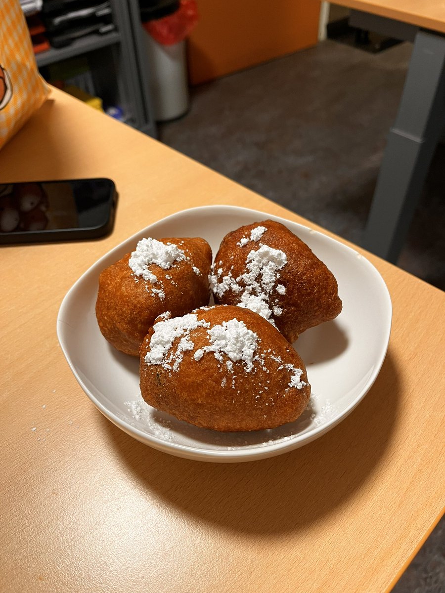 AtiyaFoad's tweet image. احتفال رأس السنة على الطريقة الهولندية مع اولي بولي 🍻💐🌺