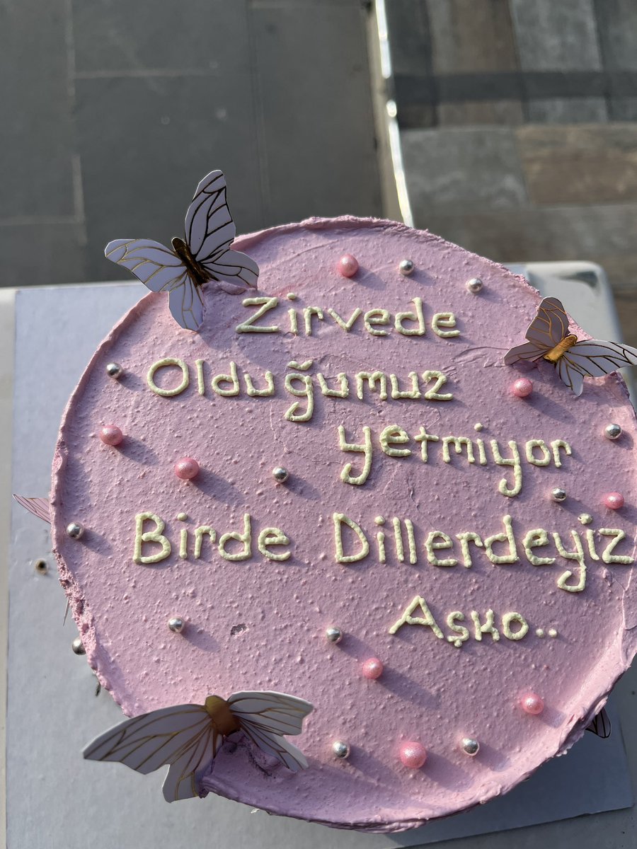 Yeni yıla yeni ümitler bırakıyor bu kız 🥂