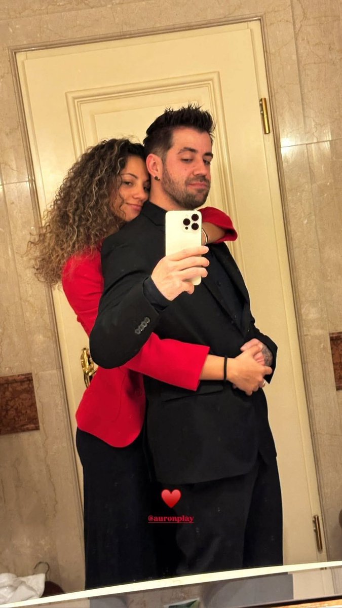 En el lugar donde están ya es 2025, entonces <a href="/saaraiismael/">Sara Ismael</a> <a href="/auronplay/">Auron</a> les deseo un 2025 muy bonito, que este nuevo año haya mucha felicidad y prosperidad en su relación. Les deseo lo mejor y sean felices mutuamente. Felíz año preciosos 🥹🫶