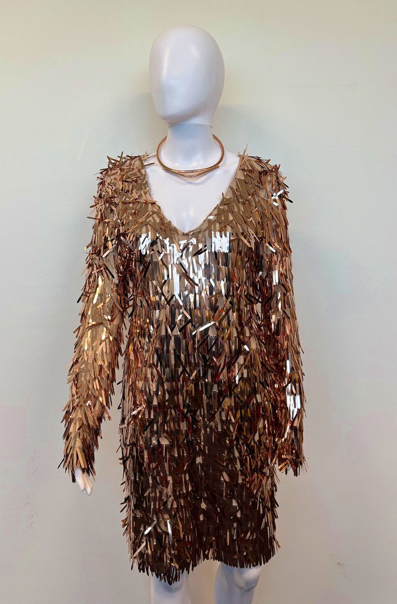 UniStudiosLot's tweet image. #UniversalLA ✨ Lights, camera, sparkle! ✨ Let's celebrate & inspire our way into 2025 with some glamourous New Year's Eve inspired pieces! 🎉
#UniCostume #FilmWardrobe #NYEinspiration #OnSetStyle #CostumeRental #PartyScenes
